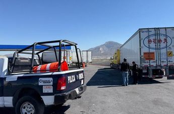Compañeros fueron a buscar al traileroy lo encontraron inconsciente en la cabina del tráiler.| Kevin Carranza