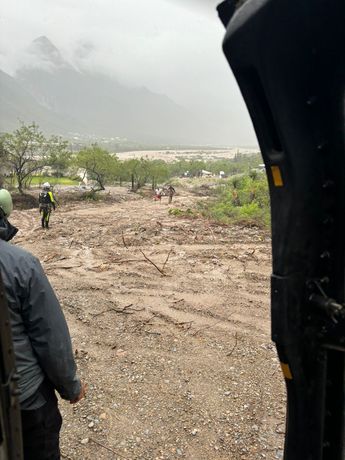 El helicóptero Black Hawk rescató a una familia de cinco integrantes en Santa Catarina. | Cortesía