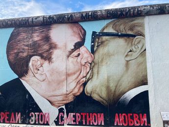 Obra titulada "Bruderkuss" o "Beso entre hermanos". | Carlos Ortega
