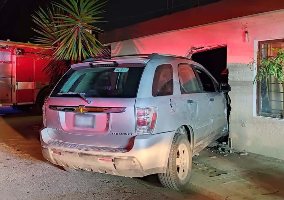 Una camioneta chocó contra una casa en la colonia Valle de Santo Domingo. | Miranda Arias