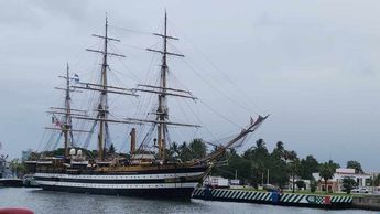 Arriba a Puerto Vallarta el buque italiano Amerigo Vespucci / Israel Soto