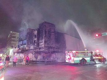 Autoridades evalúan el daño en el edificio provocado por las llamas. | Agustín Martínez