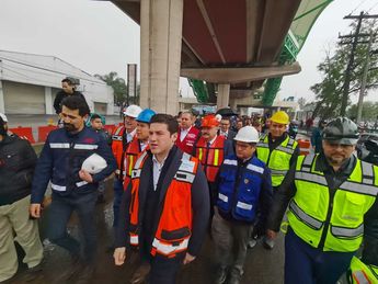 El gobernador Samuel García y su equipo del área de movilidad realizando un recorrido bajo el viaducto del Metro. | Alexandra Amao