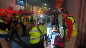 El vehículo de alquiler se impactó de un costado con una camioneta y se proyecta sobre una columna del Metrorrey. | Israel Santacruz
