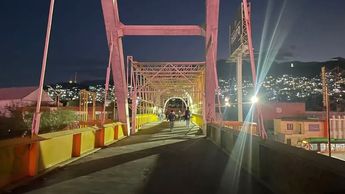 El Puente del Papa es transitado por vecinos de la colonia Independencia. | Ángel Mercado