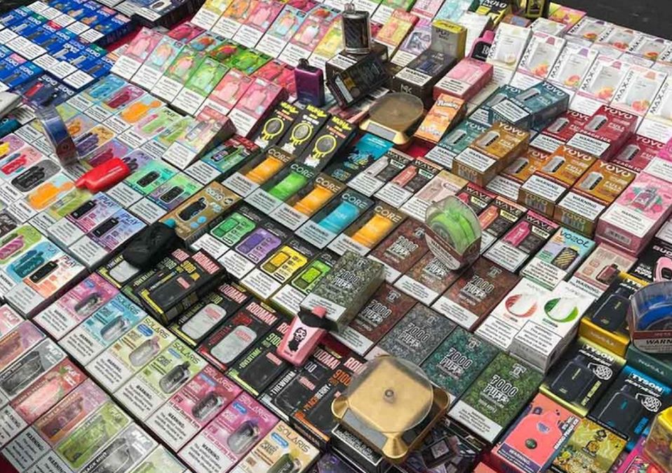 La venta de vapes en puestos del Centro Histórico continúa a pesar de que se aprobó la Ley General de Salud. / Cuartoscuro