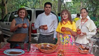 Rodrigo Morales, promotor del café artesanal la Atlixqueña, junto con visitantes del café poblano | Melanie Torres