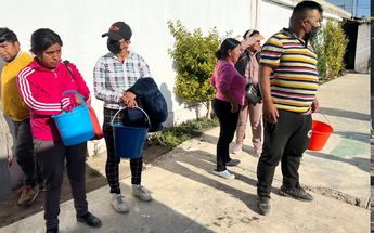 Padres de familia acarrean agua con cubetas para una escuela en Edomex | Zuleyma García