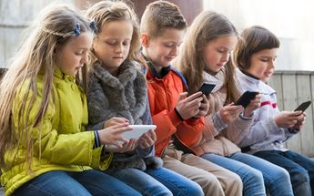 Darle un celular a un niño es exponerlo a una adicción, lo dicen expertos