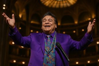 Juan Gabriel dando otro épico concierto en Bellas Artes a sus 75 años / Sora OpenIA