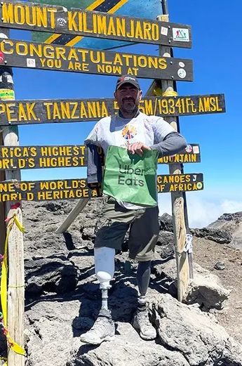 Andy Reid en la cima del monte Kilimanjaro. | Cortesía