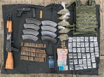 Armas y drogas aseguradas tras captura de presunto miembro de grupo criminal. | Cortesía