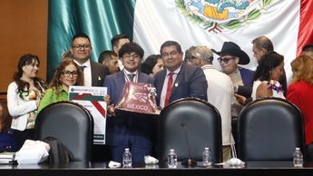 El joven emprendedor originario de Tlaxcala recibió la Medalla al Mérito Juvenil por la Red Nacional México Emprende | Especial