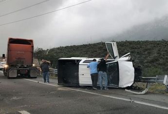 El tráfico en la zona se vio parcialmente afectado mientras se realizaban las labores de auxilio y el retiro de la camioneta.