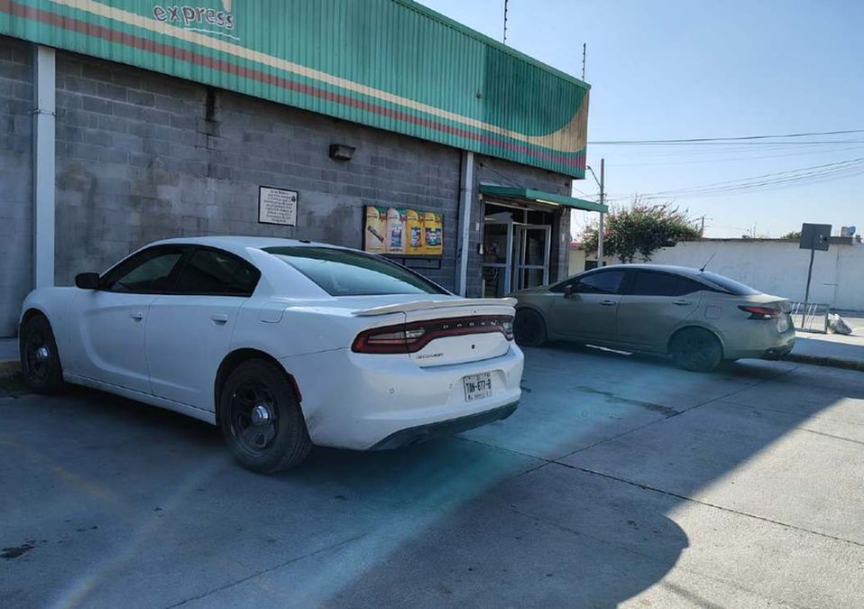 Los presuntos delincuentes huyeron luego de asaltar el supermercado en García, Nuevo León. | Agustín Martínez