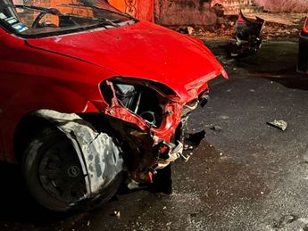 El vehículo terminó con severos daños tras el impacto por lo que acudió la compañía aseguradora