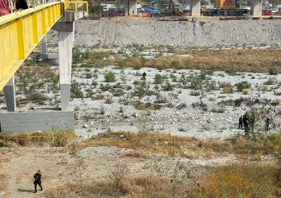 De acuerdo con testigos, al momento de pasar por el sitio observaron a un masculino joven, tirado en la parte baja del río. | Pedro Delgado