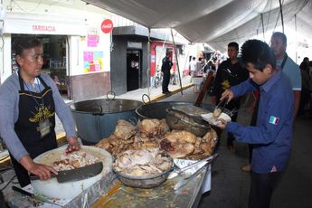 Preparación de alimento durante la Feria de las Carnitas 2024 en Puebla / Melanie Torres