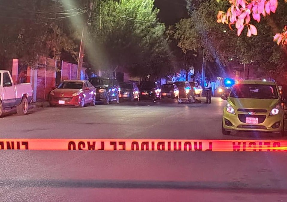 Al lugar arribaron paramédicos de la Cruz Roja, quienes confirmaron el deceso de un hombre. | Miranda Arias