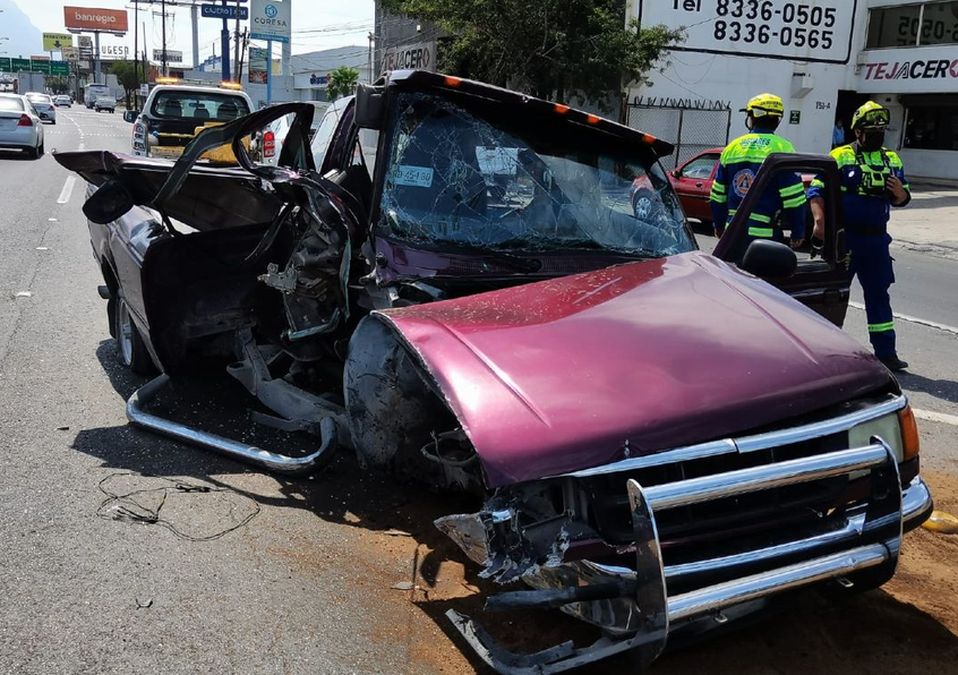 Hombre de la tercera edad y acompañante se salvan de morir tras choque en Santa Catarina / Alexandra Amao