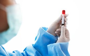 Doctor con un tubo de sangre / Freepik