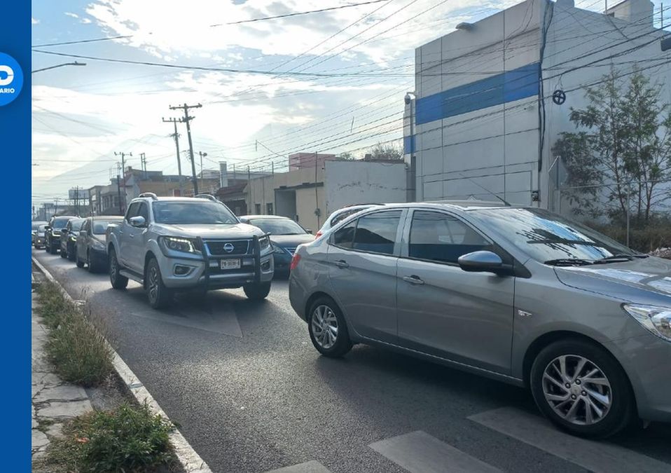 Cierre por obras de Línea 4 del Metro en puente Pedro Martínez genera caos vial en Monterrey. | José Luis Marroquín