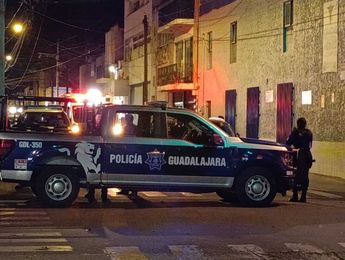 Los oficiales intentaron perseguir a los sospechosos pero la prioridad cambió al localizar al herido. | Javier León
