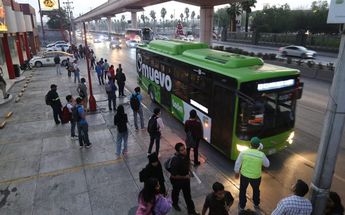 Usuarios esperando el Metro en Monterrey | Roberto Alanís