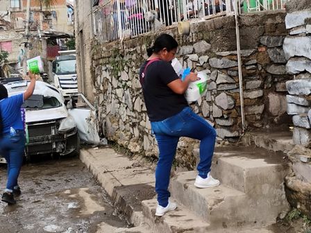 Vecinos se solidarizan y comparten agua y alimentos para ayudar a quienes se vieron afectados por las inundaciones. | Gloria Reza