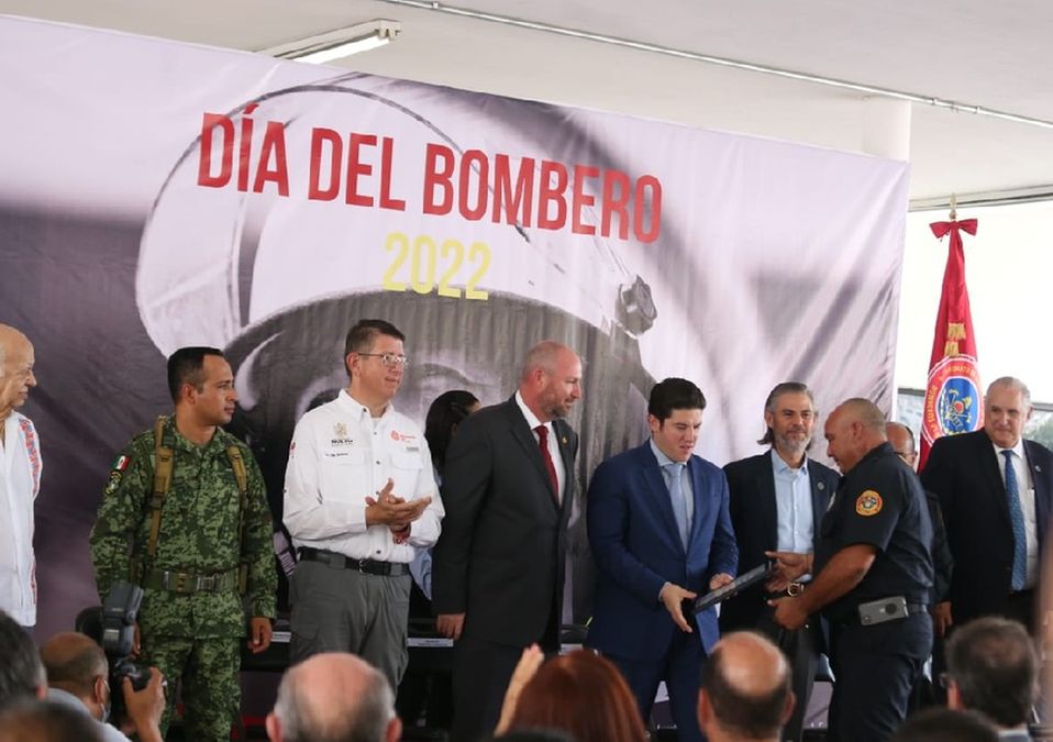 Entregan reconocimientos a bomberos en su día en NL / Jorge López