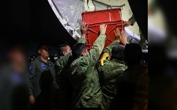 Equipo de rescate sube cargamento de ayuda a avión con destino a Turquía / @m_ebrard