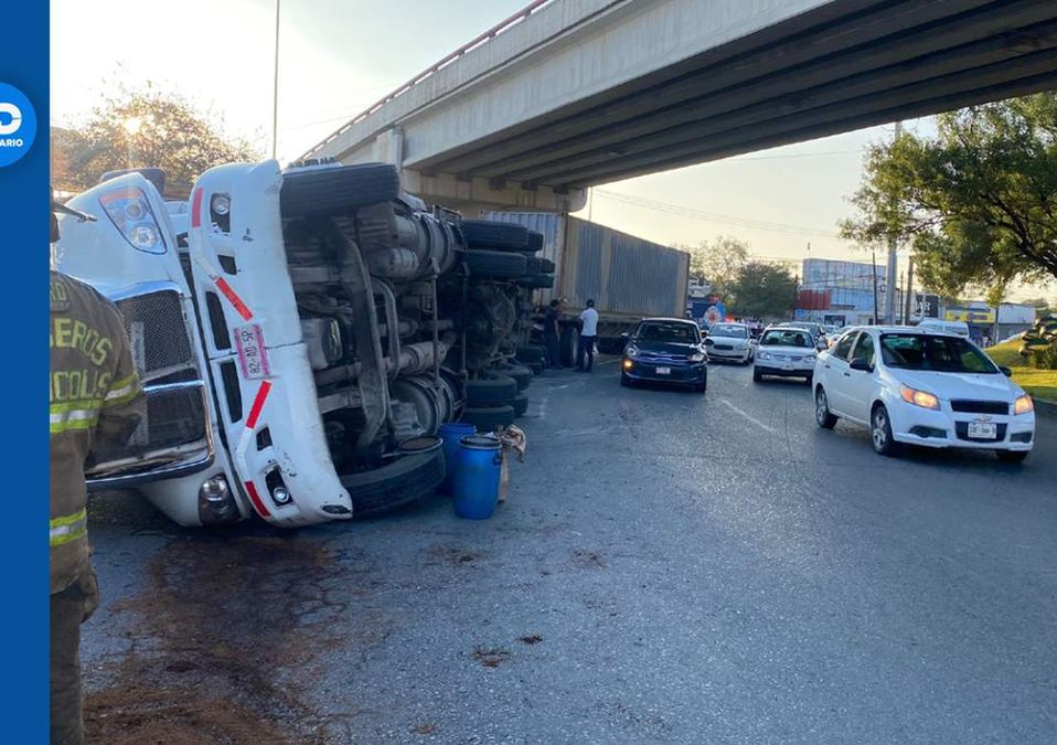 Volcadura de tráiler afecta vialidad en avenida Churubusco en San Nicolás. | Pamela Villanueva