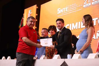 El gobernador de Nuevo León, Samuel García dando reconocimientos a los maestros del estado. | Luis Guerra