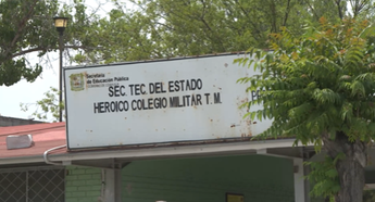 Docentes y cuerpos de emergencia atendieron al alumno que resultó con un esguince luego de caer en el plantel.
