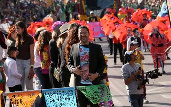 Martí Batres escuchando a Sonido la Changa en el Desfile de Día de Muertos / Octavio Hoyos