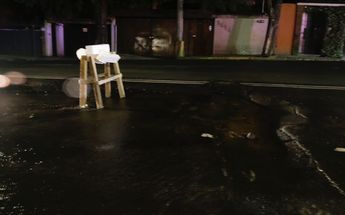 Un vehículo cayó en el socavón, por lo que fue necesario el apoyo de una grúa /Enrique Luna