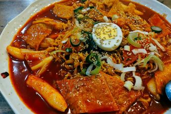 A pesar de que muchos desean comer ramen todos los días, es importante saber que no es saludable consumirlo con frecuencia. | Unsplash