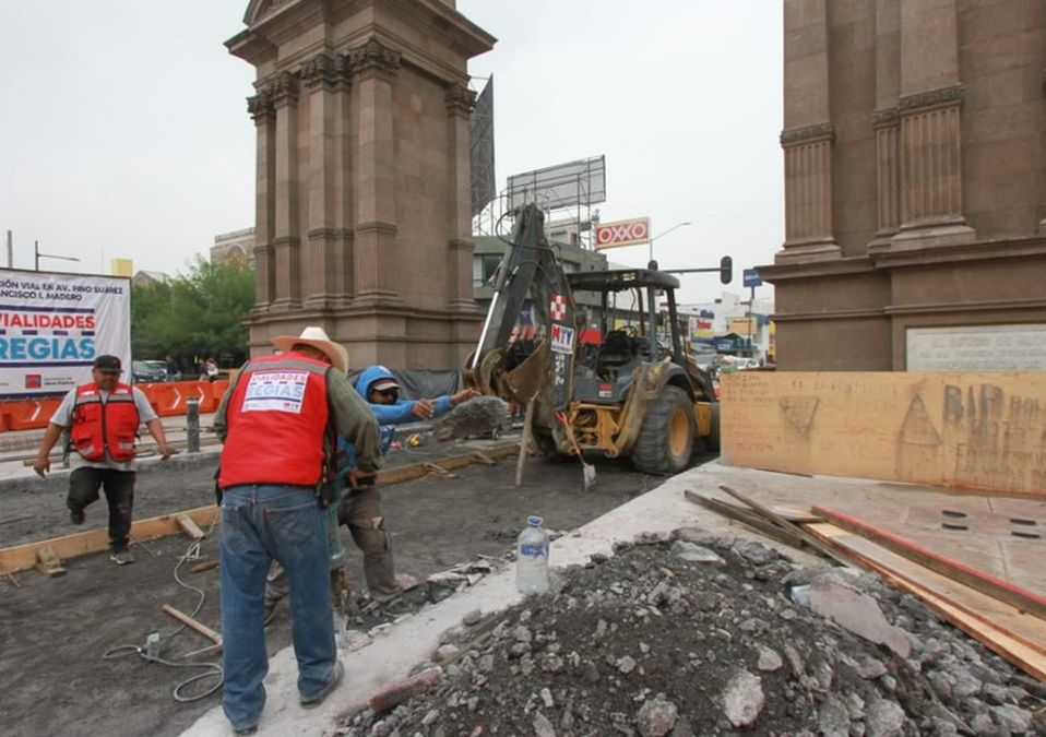 El alcalde Adrián de la Garza anunció la intervención en el Arco de la Independencia para reaperturar los carriles centrales.| Luis Guerra