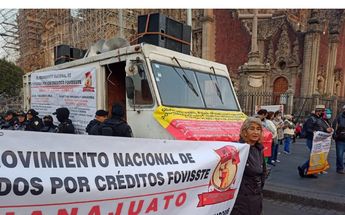 Manifestantes por créditos hipotecarios del FOVISSSTE / César Velázquez