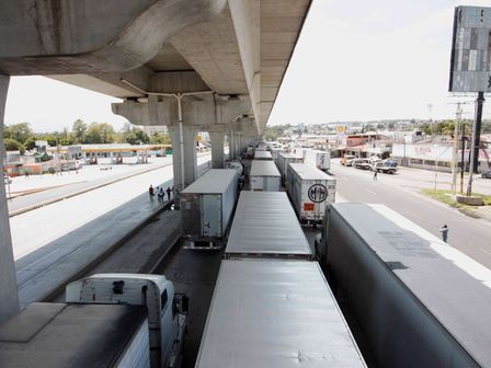 La autopista México-Puebla es una de las más transitadas del país, en horas pico suelen concentrarse largas filas de autos / Es Imagen
