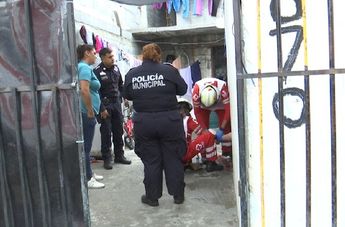 Paramédicos de la Cruz Roja trasladaron al Hospital General al hombre lesionado.