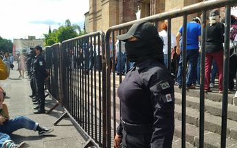 Elementos mujeres de seguridad al exterior del Templo Expiatorio / Usi Toledo