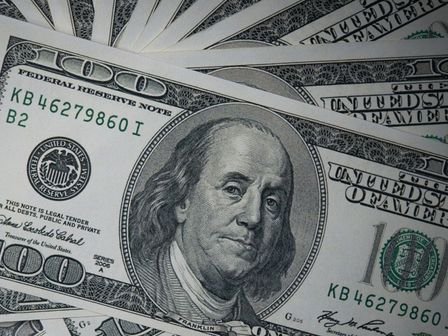 El peso se mantiene bajo las 17 unidades por dólar.