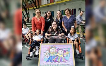 Andrea Pérez donó sillas de ruedas a niños con discapacidad | Cortesía