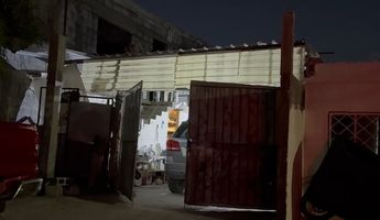El hijo del dueño de la casa mostró una actitud a la defensiva.