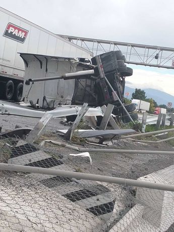 La zona registra presencia de unidades de seguridad tras el accidente.