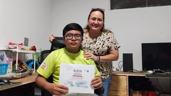 Joel Gustavo y su madre, quien lo acompaña en cada competencia y será su apoyo en ambos viajes | Patricia Valencia