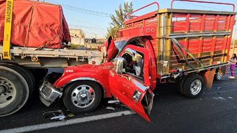 Camioneta que chocó contra tráiler en carambola / Juan Carlos Munguía