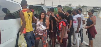 Migrantes reciben ayuda tras su llegada a Tehuacán / Apolonia Amayo