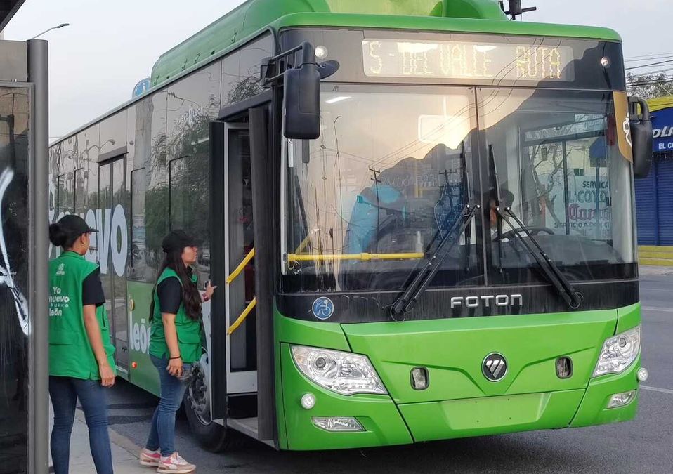 Los camiones verdes comenzaron a operar a primera hora del jueves en Santa Catarina. | Agustín Martínez